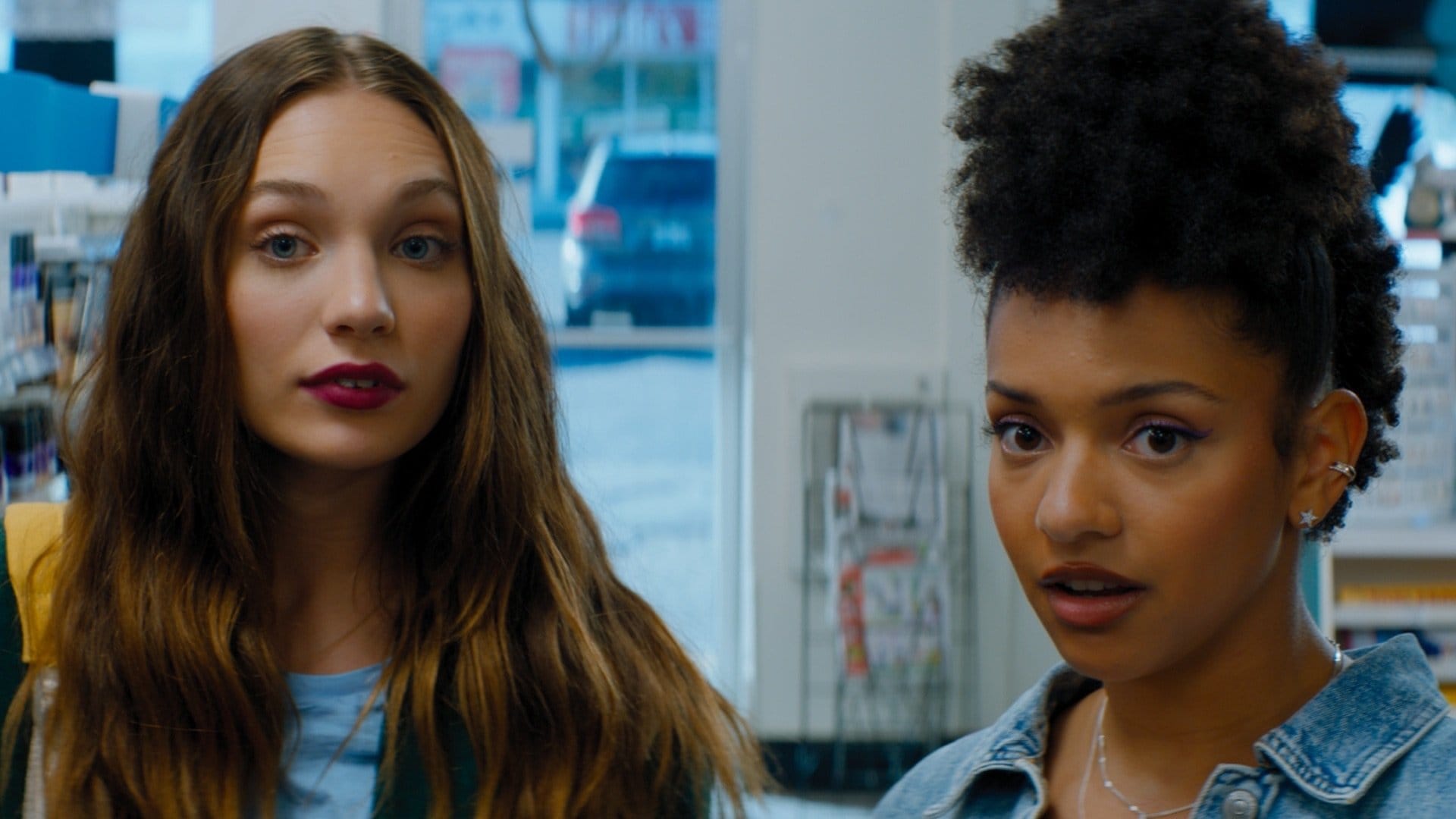 Gesehen: Fitting In (2023) - Wagenheber und Wattebausch