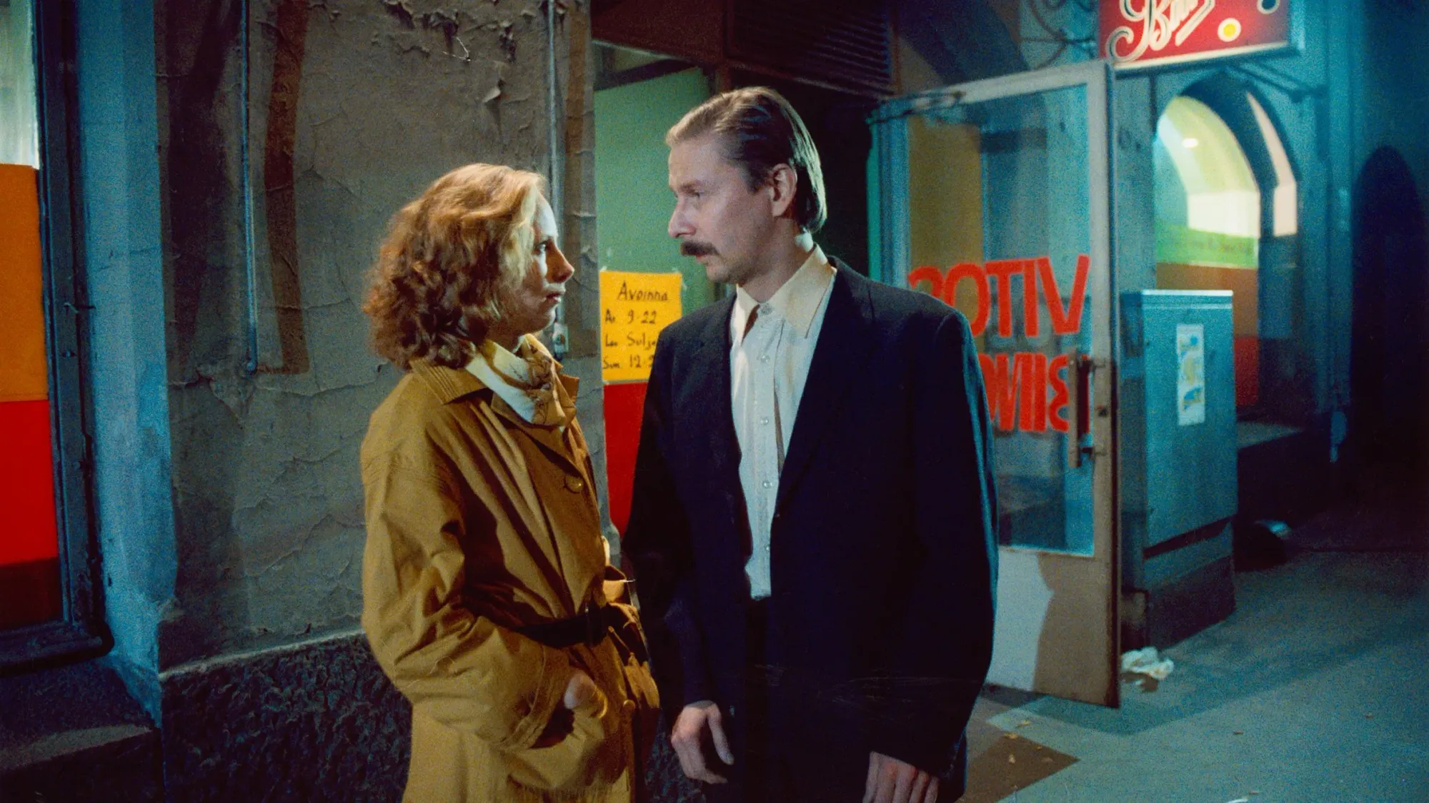 Gesehen: Shadows in Paradise (1986) - Arbeiter:innenumarmung