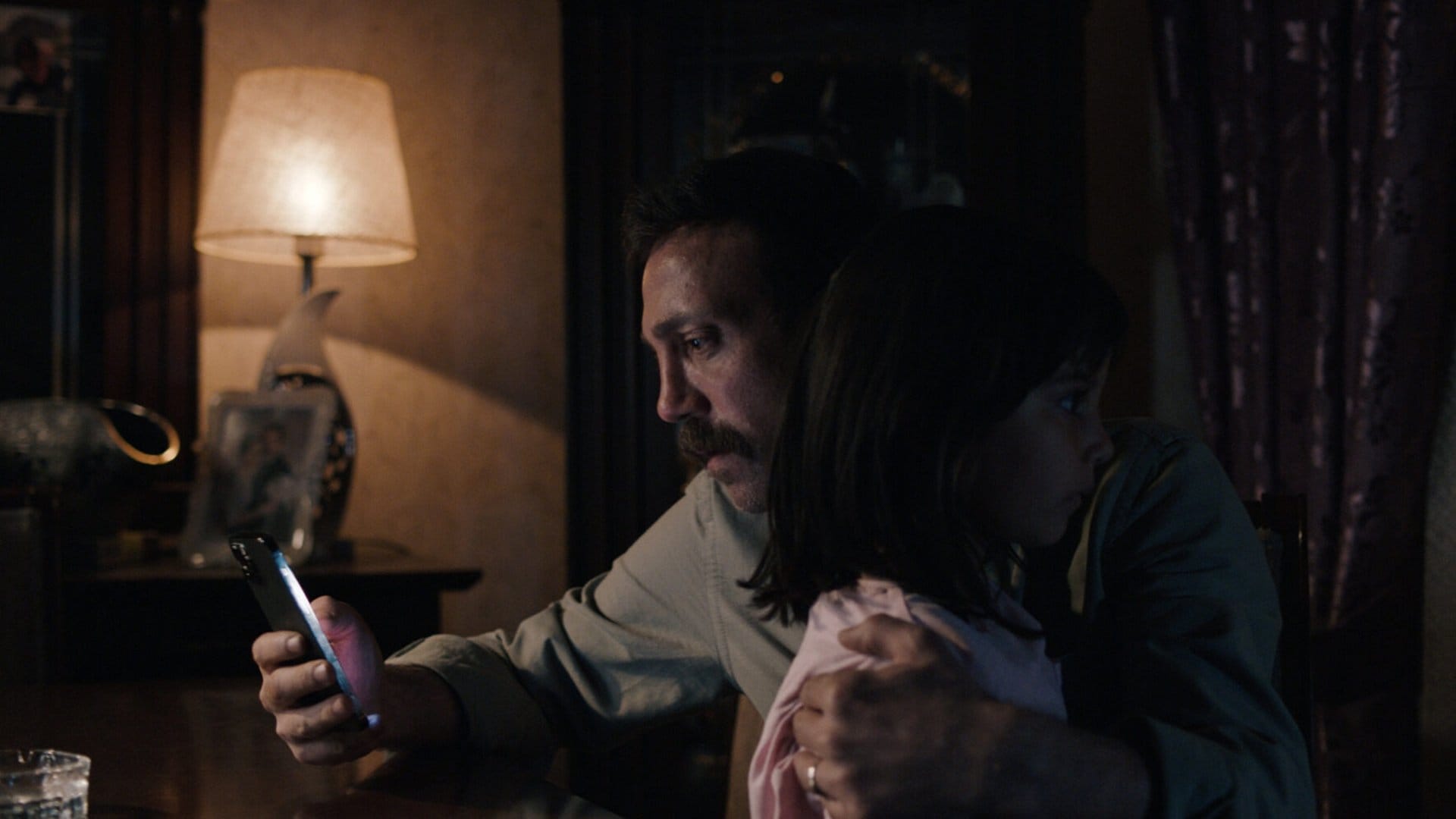 Gesehen: Im toten Winkel (2023) - Autoritäres Vexierspiel