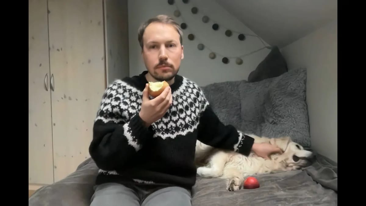 Mit Hund und Apfel: So schön freut sich FLOW-Regisseur Gints Zilbalodis über zwei Oscar-Nominierungen