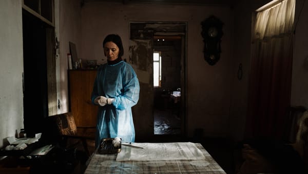 Gesehen: April (2024) - Bilder wie ein Gefängnis